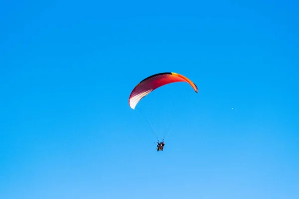 Parachutist Achtergrond Van Blauwe Lucht Skydiving Wedstrijden — Stockfoto