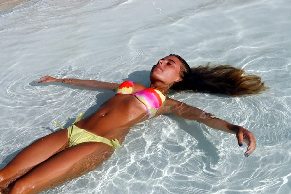 Bella ragazza, en galla i piscina — Stockfoto