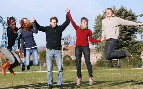 Bambini multirazziali che saltano felicemente al parco — Foto Stock