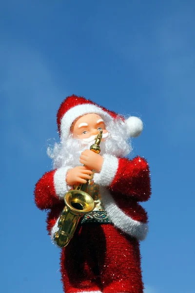 Toy jultomten i himlen bakgrunden — Stockfoto