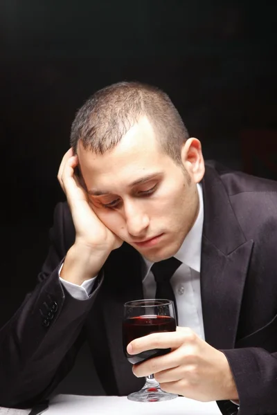 Rapaz frustrado com uma bebida — Fotografia de Stock