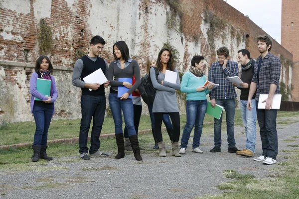 Multiraciale studenten spreken buitenshuis — Stockfoto