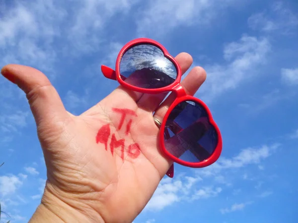 Corazón y amor en la mano —  Fotos de Stock