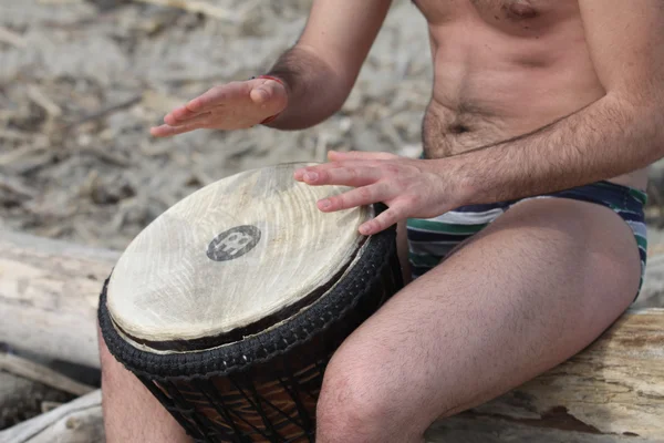 Homme avec tambour sur la plage — Photo