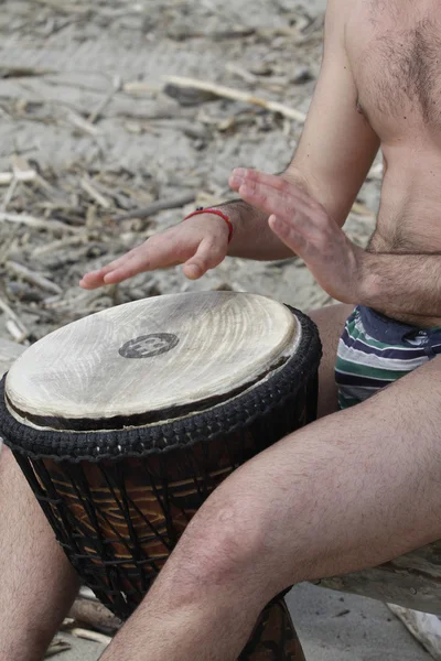ビーチでドラムを持つ男 — ストック写真