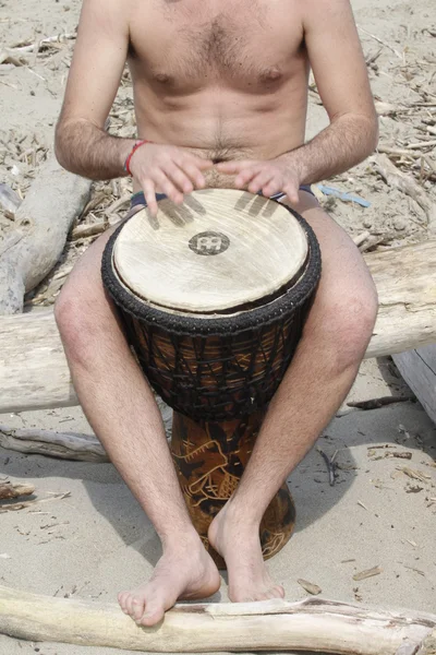 Hombre con tambor en la playa —  Fotos de Stock
