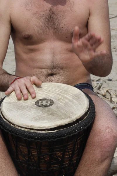 Hombre con tambor en la playa —  Fotos de Stock