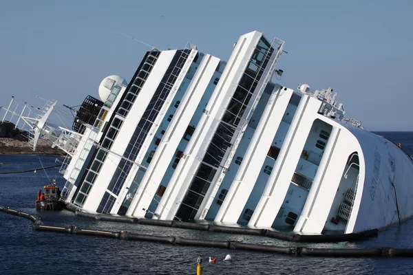 Isola del giglio, Italien - den 15 mars, 2013: fartyget concordia framsidan av hamnen av isola del giglio i italy.some livbåtar runt fartyget — Stockfoto