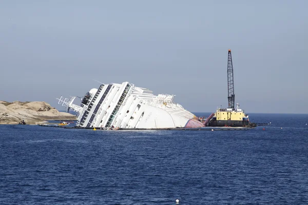 Isola del giglio, Włochy - zm. 15 marca 2013: z przodu concordia statku portu isola del Giglio z italy.some łodzi ratunkowych na statku Obrazek Stockowy