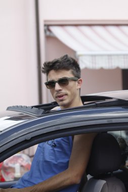 ilk arabası ile genç çocuk