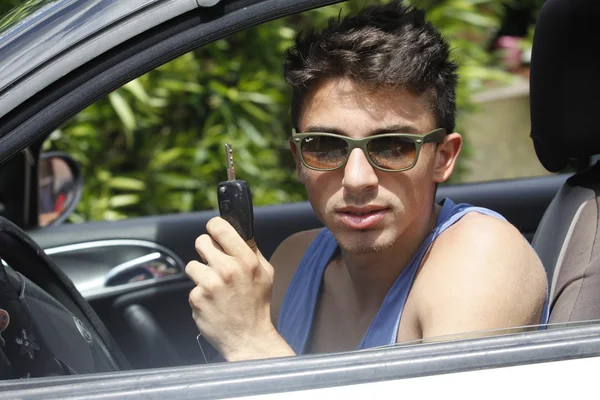 Kleiner Junge mit seinem ersten Auto — Stockfoto