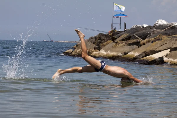 海でひと泳ぎに美しい少年 — ストック写真