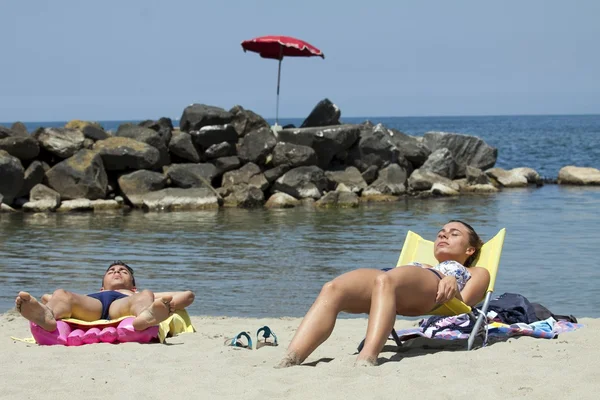 Mladý pár relaxaci u moře — Stock fotografie