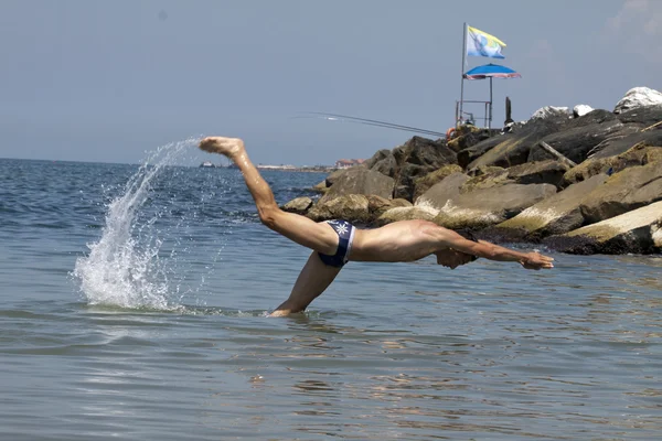 Beau garçon plonger dans la mer — Photo