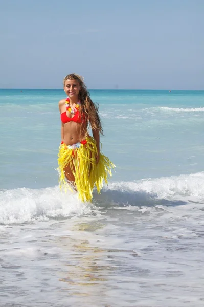 Ragazza sulla spiaggia stile avaiano — Stockfoto