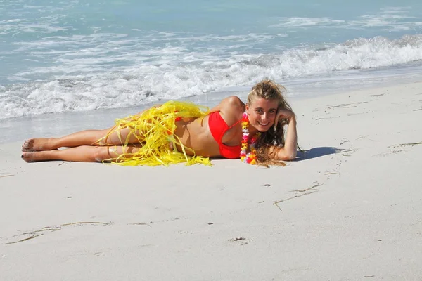 Ragazza sulla spiaggia stile avaiano — Stok fotoğraf