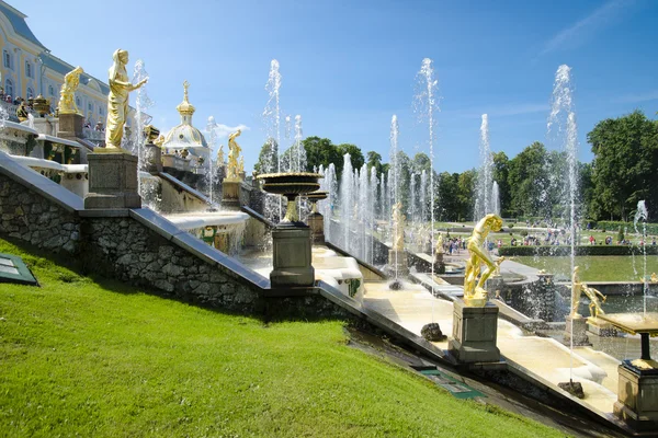 Grand cascade il 30 giugno 2013 PETERHOF, RUSSIA — Foto Stock