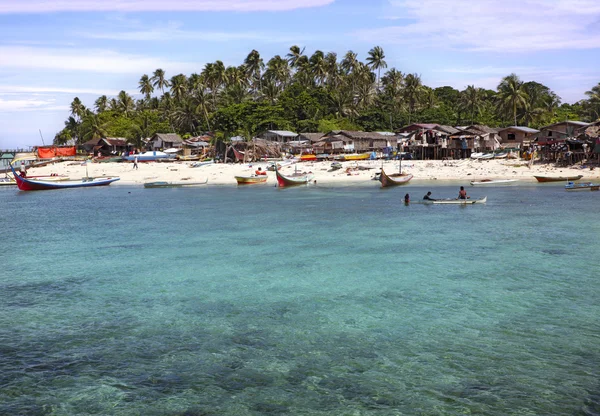 Pueblo en la isla de Mabul — Foto de Stock