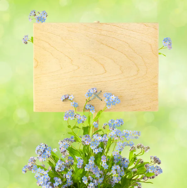 Wood Sign with Flowers / empty board for your text / on light-g — Stock Photo, Image