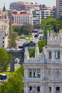 Luchtfoto van madrid - beroemde alcala poort, builldings en stre