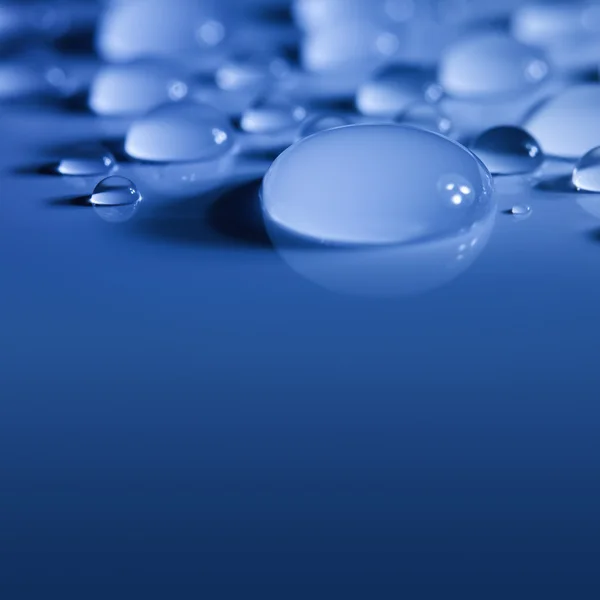 Fundo azul de gotas de água grande - foco no centro — Fotografia de Stock