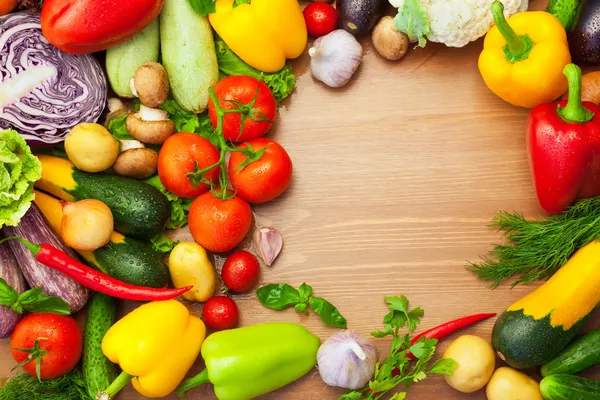 Färska ekologiska grönsaker på träbord - runda — Stockfoto