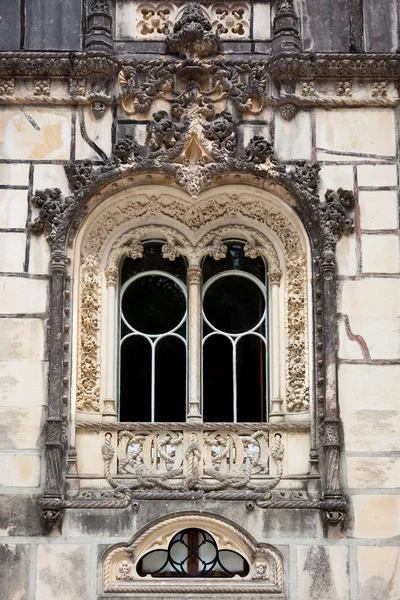 Díszes ablak - Quinta da Regaleira palota Sintra, Lisszabon — Stock Fotó