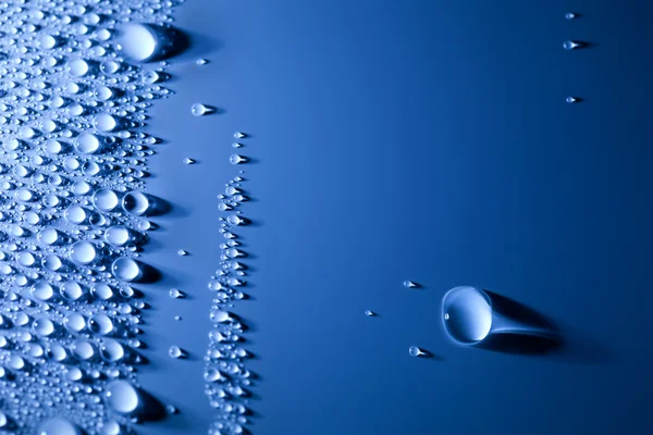 Abstracto agua gotas fondo con hermosa gota grande — Foto de Stock