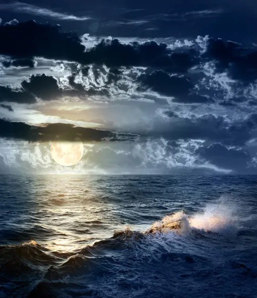 Stormy sea at Night with dramatic sky and the big Moon — Stock Photo, Image