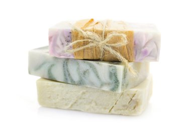 Üç adet el yapımı Sabun - beyaz izole