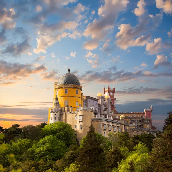 Fairy palace mot vacker himmel - panorama av nationella pala — Stockfoto