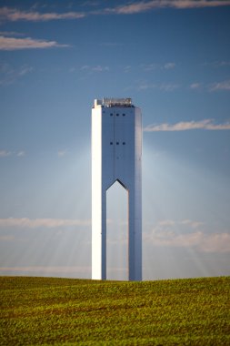 güneş kulesini ışınları - termo-güneş enerjisi - mavi gökyüzü ve yeşil ile
