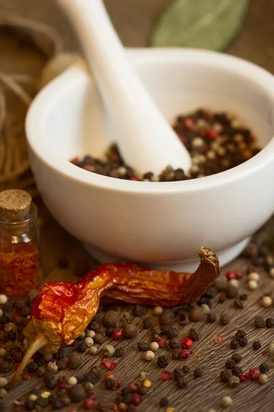 Mortar & pestle with pepper and chili — Stock Photo, Image