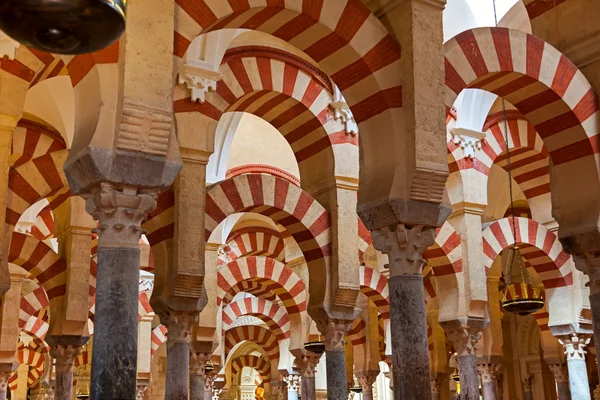 La Gran Mezquita y Catedral Mezquita famoso interior en Cordo —  Fotos de Stock