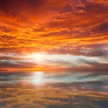 güzel gün batımı - görkemli bulutları ve güneş yukarıdaki yansıması