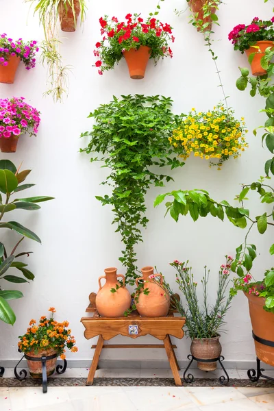 Cordoba patio fest - privater Innenhof mit Blumen dekoriert , — Stockfoto