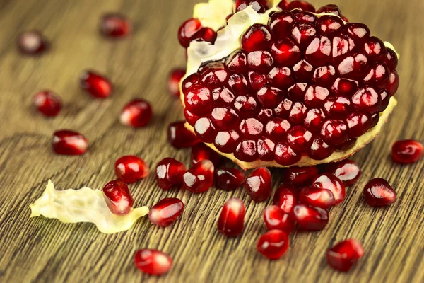 Bright ripe pomegranate with seeds — Stock Photo, Image