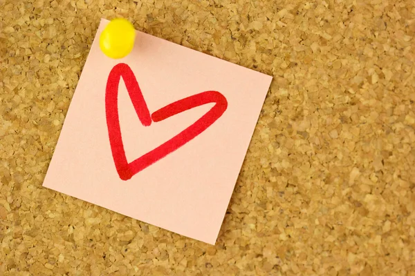 Stiker merah muda dengan gambar jantung di papan tulis — Stok Foto