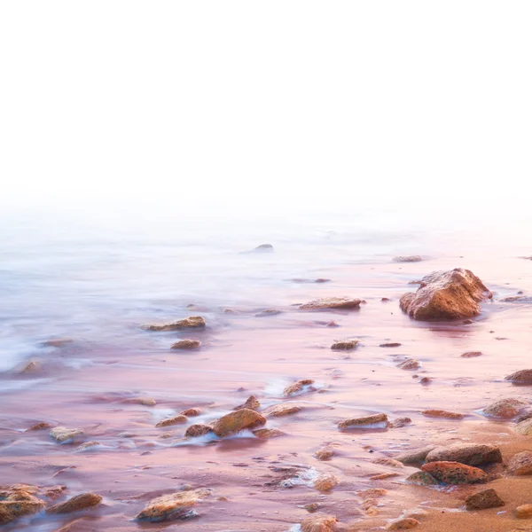 Mar liso e pedras no nascer do sol - com área branca — Fotografia de Stock