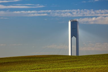 güneş kulesini ışınları - termo-güneş enerjisi - mavi gökyüzü ve yeşil ile