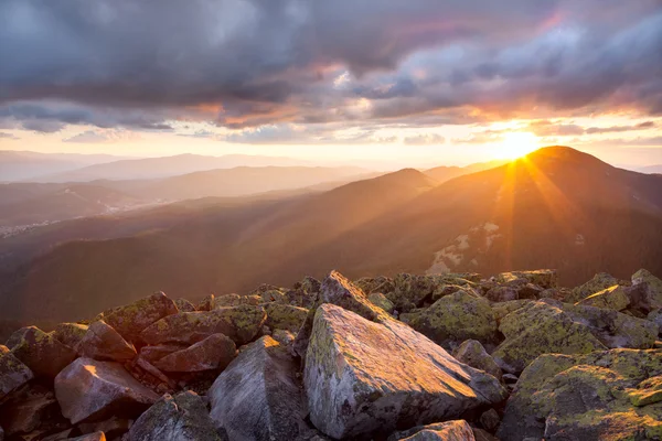 Majestueuze zonsondergang in het landschap van bergen. dramatische hemel en col — Stockfoto