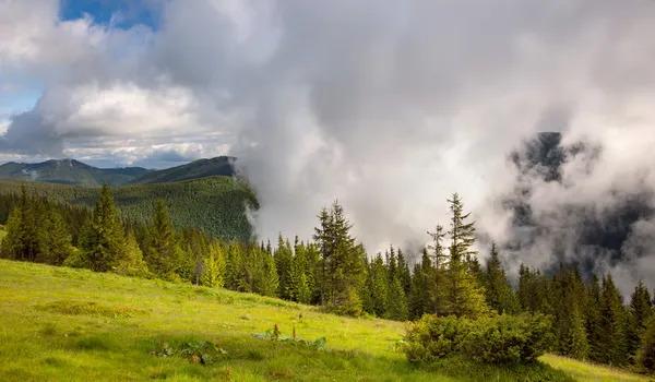 Majestuosa niebla y nubes en el paisaje del valle de la montaña — Foto de Stock