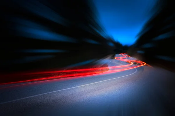 Coches Senderos Ligeros Por Noche Una Carretera Curva Asfalto Por —  Fotos de Stock