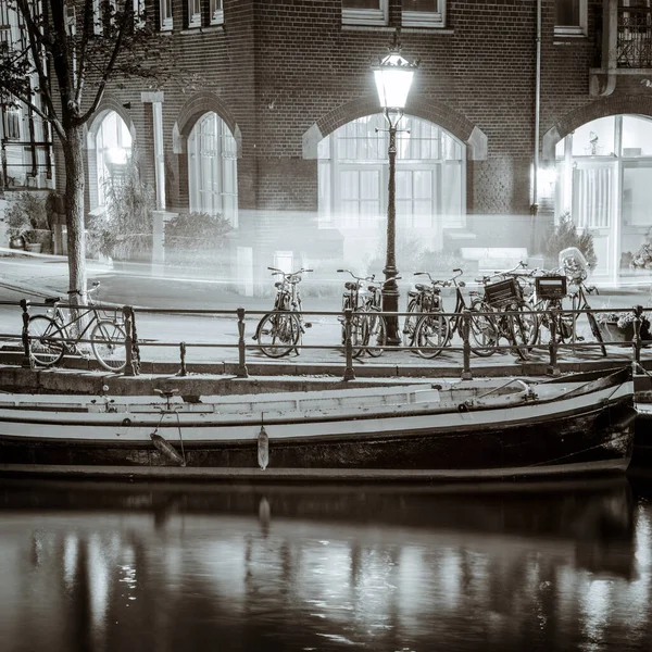 Eski Avrupa Şehri Amsterdam Gece Sokağında Park Edilmiş Bisikletler Işıklar — Stok fotoğraf