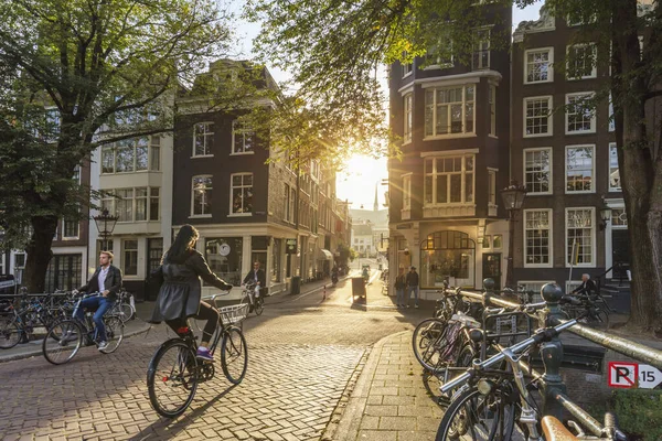 네덜란드 암스테르담 2021 암스테르담 예술적 이미지 유럽의 암스테르담에서는 자전거를 사람들이 — 스톡 사진