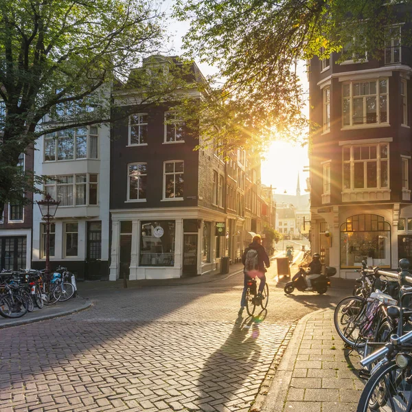 네덜란드 암스테르담 2021 암스테르담의 유럽의 암스테르담에서는 자전거를 사람들이 있습니다 실루엣 — 스톡 사진