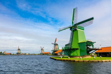 Zaanse Schans, yel değirmenleriyle ünlü bir Hollanda köyüdür. Turizm. Popüler Hollanda, Hollanda, Avrupa.