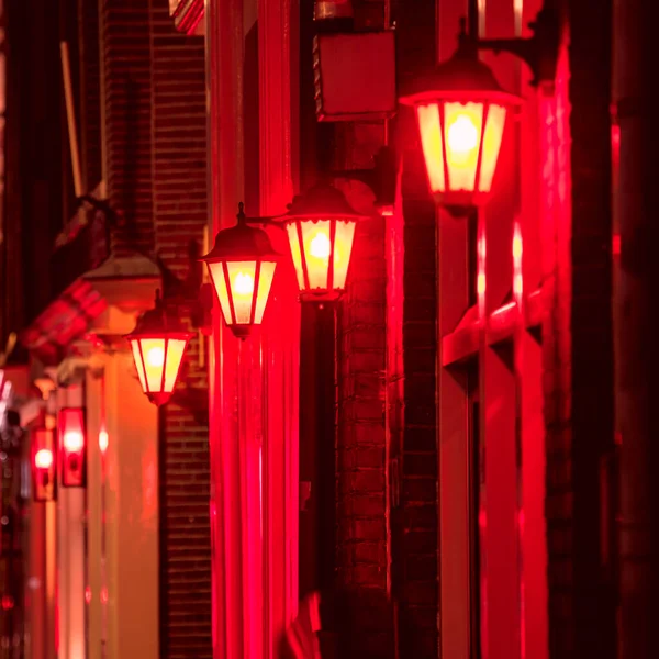 Dzielnica Czerwonych Latarni Amsterdamie Nocą Kontekst Selektywne Skupienie Jednej Lampie — Zdjęcie stockowe