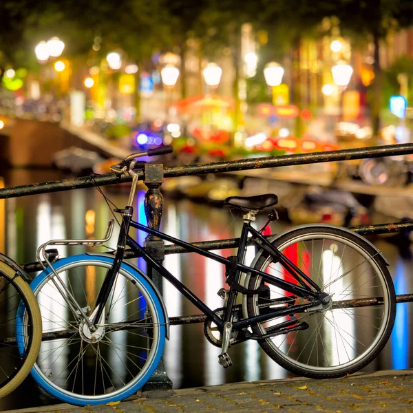 Bicicletta Lampioni Serali Scena Tranquilla Notte Amsterdam Sacco Luci Canale — Foto Stock