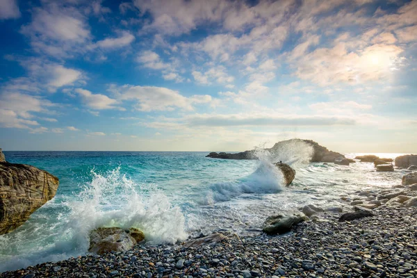 Turkosa Havsvågor Kraschar Mot Stenar Vackra Vita Stänk Seascape Panoramautsikt — Stockfoto